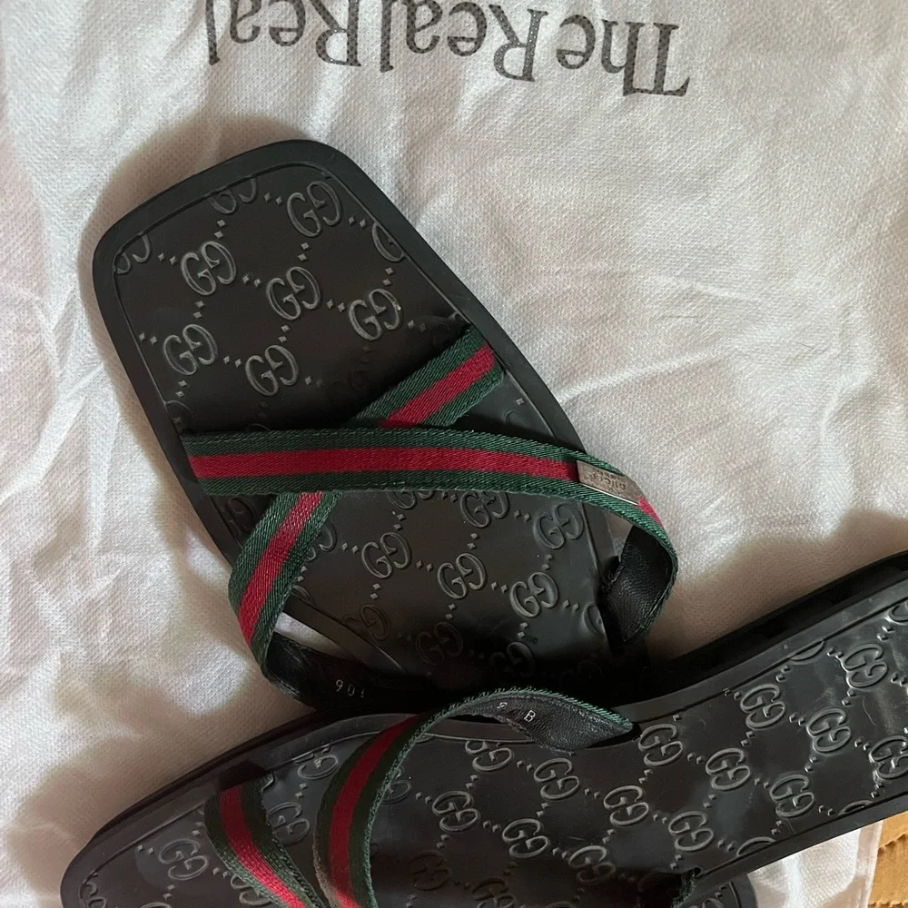 Gucci Black Flip-Flops with Red and Green Straps - Picture 2 of 3